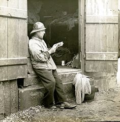 Fishermen-taking-a-break.-1905.